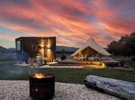 Glamping Vineyard Getaway with Luxury Amenities, ξενοδοχείο σε Broke