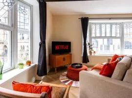 Stylish 1BR City Apartment with Views