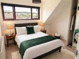Central Dartford, Parking, WiFi & Workspace, Sleeps 5