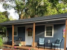Tiny home barn style in backyard with Animals, hôtel à Orlando