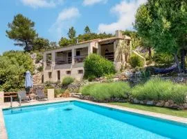 Villa with heated pool, pétanque, spa & view