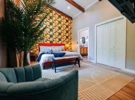 New Unique Silo with Hot Tub & King Beds Sleeps 6