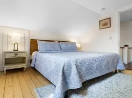 Bright, spacious getaway with full kitchen, furnished porch & WiFi - near trails