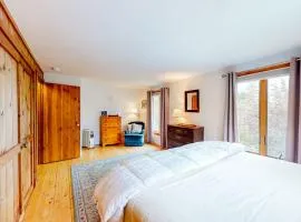 Dog-friendly ocean-view duplex with wood stoves, decks, grills, kitchens, ACs