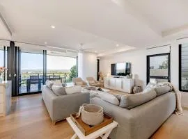 The Hamptons Lake House Noosa Heads Luxury House