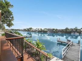 Seahorse Family & Pooch Friendly Waterfront Home, Hotel in Noosaville