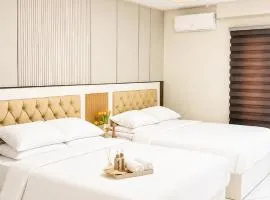 The Villages Clark By J A Interiors and Stays 5 mins away to Casino and Aqua Studio Room