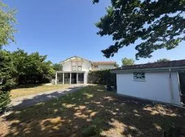 Maison proche lac avec beau jardin
