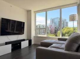 Bright 3BR Family Condo Near Lansdowne & YVR