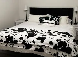More Cowbell 4 Bedroom 4 full bath minutes from MSU