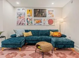 2 King Bed Apartment Sleeps 5 Walkable to Downtown