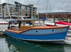 Boat stays on Poole quay