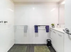Deluxe Queen Room - Sleeps 2
