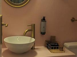 Aphrodite luxury rooms, hotel u gradu 'Mitilene'