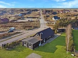 Stylish Renovated Holiday Home Sj-357