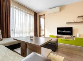 Comfortable 1BR w/ Balcony & Free Parking