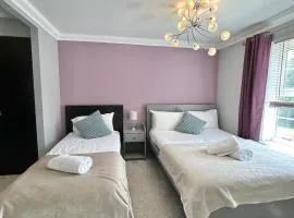 Badgers House - 6 Bedrooms, Sleeps 13, Parking, Wifi