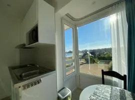 Studio piscine et vue mer