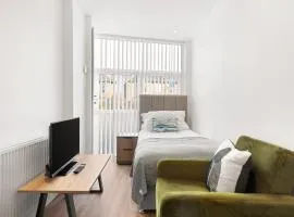 Stylish 2BR Apartment Near Beckenham Station