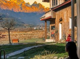 Lijiang Tennessee Moutain Lodge & cafe - A Luxury Farmstay with Jade Dragon Views at Baisha Village - Free Pick-up from Airport&Railway station for 3-Night Stays, hotel Licsiangban
