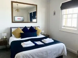 SEAFRONT SANCTUARY Beautiful Art Deco Apartment with Stunning City & Sea Views