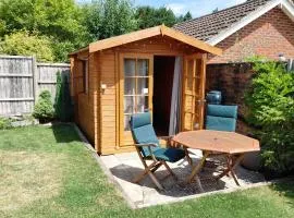 Heidi's Hideaway, Quirky wood cabin in Petersfield