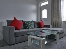 Modern 3BDR Home l Sleeps 5 l Free Parking l Close to Train station and Shops