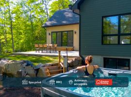 Chalet Boréale with Private Spa & Billiards, Golf & Carling Lake, hotel en Brownsburg
