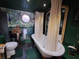 Selene Unique Luxury Houseboat Experience, хотел в Чертси