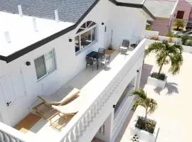 Palm Beach Vacay Suites - Coconut Suite - Top Floor