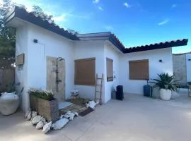 Palm Beach Vacay Suites - Garden Suite - Poolside