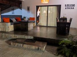 Résidence Riziq Studio, hotel em Ambondrona