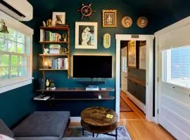 Helltown Hideaway - Private Patio, Free Parking