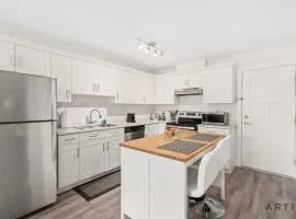 Modern 2BR Suite Near Lonsdale and Mountains
