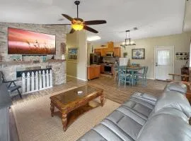 Bayou Breeze-East Hill, Close to Downtown and Beach