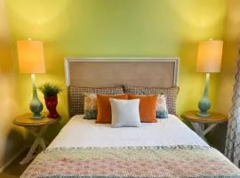 Vibrant Relaxing Retreat Fully Stocked Apartment