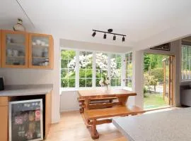 Scenic 4BR West Van Retreat - Walk to the Beaches
