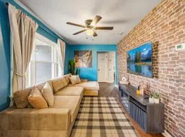 University Stay that Sleeps 10. Game Room, Firepit , and Grill