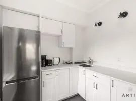 Cozy Garden Studio with Patio and In-suite Laundry