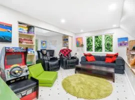 Elegant 6BR Estate - Private Backyard with Hot Tub