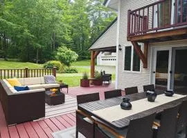 Authentic VT Chalet, Hot tub, Fire pit, Mt Snow
