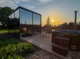 Stylish Mirrored Cabin with Hot Tub & Sauna