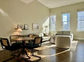 Downtown Luxe 2BR Loft Apt - Sleeps 8 - Walkable