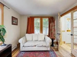 2-story apartment steps from the harbor & downtown
