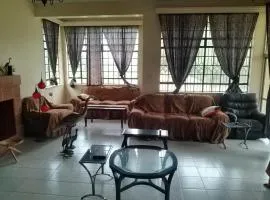 LOVELY ROADSIDE 3 BEDROOM HOME with WIFI AND BEAUTIFUL GARDEN