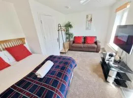 NightRest Homes 6 Bedroom House- Smart TV In each Room - Parking - Wifi -Milton Keynes