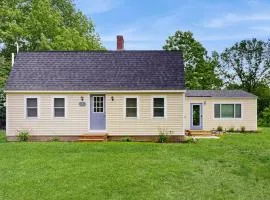 Elegant home with a cozy living area, Wifi, backyard, and washer/dryer