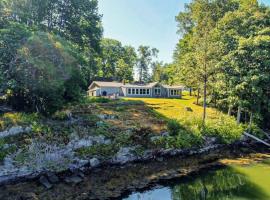 Gorgeous Waterfront Home on Westport Island with 2 Sunrooms, Hotel in Montsweag