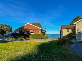 Waterfront home with beautiful bay views - near shops & dining