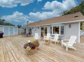 Bayfront Cottage on Mill Cove w/ Private Dock & Furnished Deck - Walk Downtown